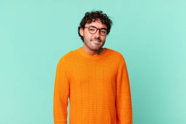 İspanyol yakışıklı adam şaşkın ve şaşkın görünüyor. Sinirli bir hareketle dudağını ısırıyor. Sorunun cevabını bilmiyor.