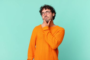 İspanyol yakışıklı düşünen, kuşkulu ve kafası karışık, farklı seçenekleri olan, hangi kararı vereceğini merak eden bir adam.