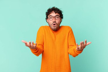 İspanyol yakışıklı bir adam son derece şaşırmış, şaşırmış, endişeli ve paniklemiş, stresli ve dehşete kapılmış görünüyor.