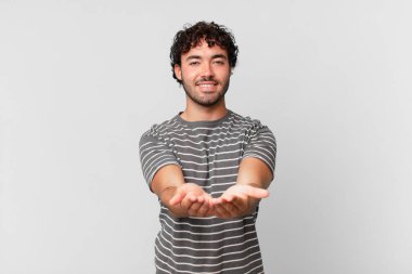 İspanyol yakışıklı, güler yüzlü, arkadaş canlısı, kendinden emin, olumlu bakışlı, bir nesne ya da konsept sunan ve gösteren bir adam.