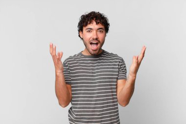 İspanyol yakışıklı adam mutlu, heyecanlı, şaşırmış ya da şok olmuş, gülümseyen ve hayrete düşmüş hissediyor.