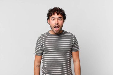 İspanyol yakışıklı adam şok olmuş ya da şaşırmış görünüyor, ağzı açık bir şekilde 
