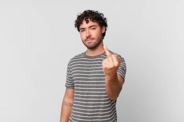 İspanyol yakışıklı adam kızgın, sinirli, isyankar ve agresif orta parmağını sallayarak karşılık veriyor.