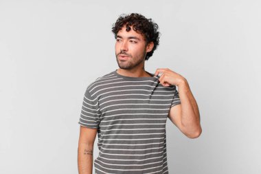 İspanyol yakışıklı bir adam stresli, endişeli, yorgun ve hayal kırıklığına uğramış, gömleğini çekiştirmiş, sorunlu görünüyor.