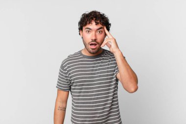 İspanyol yakışıklı adam şaşırmış, ağzı açık, şok olmuş, yeni bir düşünce, fikir ya da konsept keşfediyor.