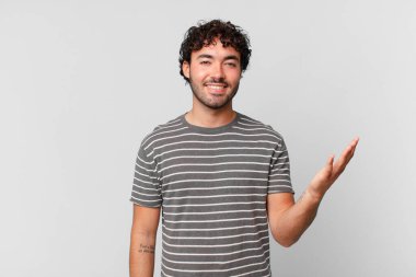 İspanyol yakışıklı adam mutlu, şaşırmış ve neşeli, pozitif bir tavırla gülümseyen, bir çözüm ya da fikir gerçekleştiren