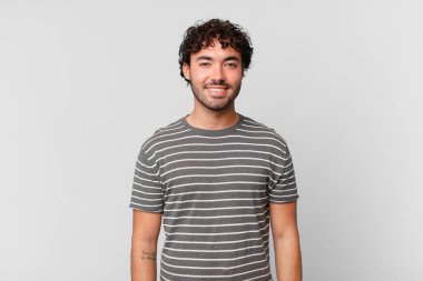 İspanyol yakışıklı adam mutlu ve hoş bir şekilde şaşırmış görünüyor. Büyülenmiş ve şok olmuş bir ifadeyle heyecanlanıyor.