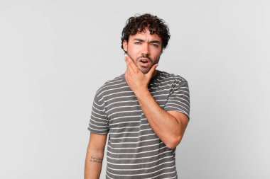 İspanyol yakışıklı, ağzı ve gözleri sonuna kadar açık ve eli çenesinde, hoş olmayan bir şok geçiriyor, ne ya da vay canına diyor.