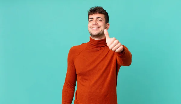 Knappe Man Die Zich Trots Zorgeloos Zelfverzekerd Gelukkig Voelt Positief — Stockfoto