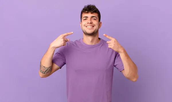 Homem Bonito Sorrindo Confiantemente Apontando Para Próprio Sorriso Largo Positivo — Fotografia de Stock