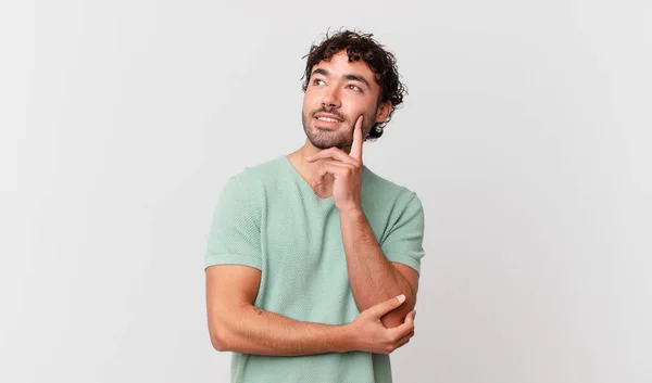 Hombre Guapo Hispano Sonriendo Feliz Soñando Despierto Dudando Mirando Lado —  Fotos de Stock