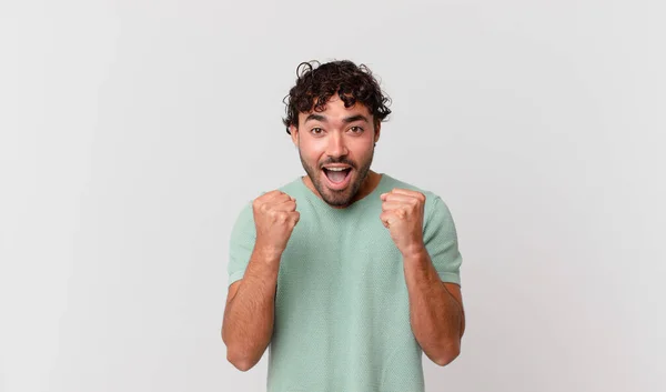 Hispanic Knappe Man Voelt Zich Geschokt Opgewonden Gelukkig Lachen Vieren — Stockfoto