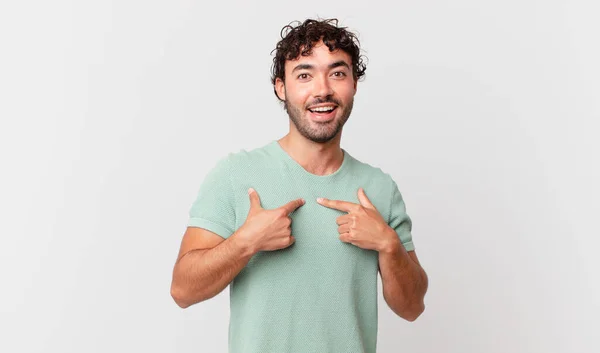 Hispânico Bonito Homem Sentindo Feliz Surpreso Orgulhoso Apontando Para Mesmo — Fotografia de Stock