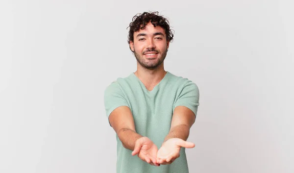 Homem Bonito Hispânico Sorrindo Feliz Com Amigável Confiante Olhar Positivo — Fotografia de Stock