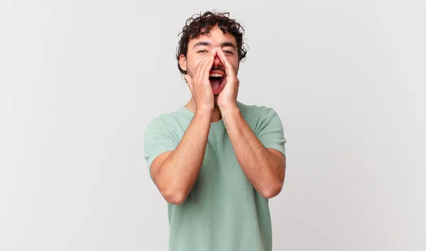 Hispânico Bonito Homem Sentindo Feliz Animado Positivo Dando Grande Grito — Fotografia de Stock