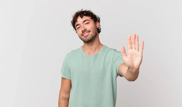 Hombre Guapo Hispano Sonriendo Alegre Alegremente Saludándote Con Mano Dándote —  Fotos de Stock