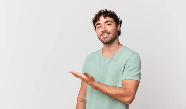 Hispânico Bonito Homem Sorrindo Alegremente Sentindo Feliz Mostrando Conceito Espaço — Fotografia de Stock