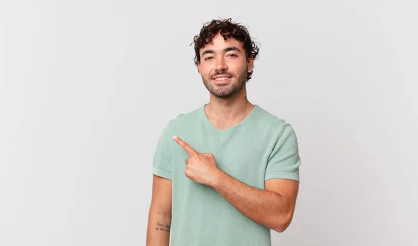 Hombre Guapo Hispano Sonriendo Alegremente Sintiéndose Feliz Señalando Hacia Lado — Foto de Stock