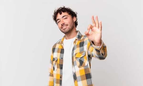 Hispânico Bonito Homem Sentindo Feliz Relaxado Satisfeito Mostrando Aprovação Com — Fotografia de Stock