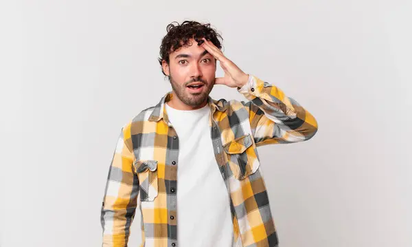 Hombre Guapo Hispano Luciendo Feliz Asombrado Sorprendido Sonriendo Dándose Cuenta — Foto de Stock