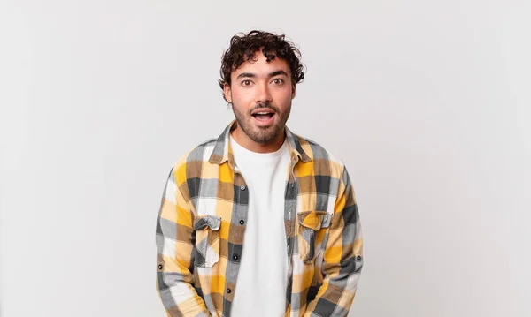 Hombre Guapo Hispano Que Parece Muy Sorprendido Sorprendido Mirando Con — Foto de Stock