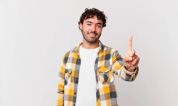 Hispanische Gutaussehende Mann Lächelt Und Sieht Freundlich Zeigt Die Nummer — Stockfoto