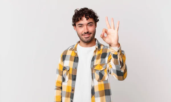 Hispánec Pohledný Muž Usmívá Vypadá Přátelsky Ukazuje Číslo Tři Nebo — Stock fotografie