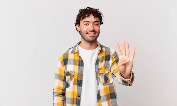 Hispánec Pohledný Muž Usmívá Vypadá Přátelsky Ukazuje Číslo Čtyři Nebo — Stock fotografie