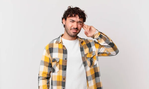 Homem Bonito Hispânico Sentindo Confuso Perplexo Mostrando Que Você Louco — Fotografia de Stock
