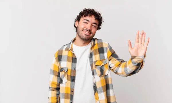 Hombre Guapo Hispano Sonriendo Alegre Alegremente Saludándote Con Mano Dándote — Foto de Stock