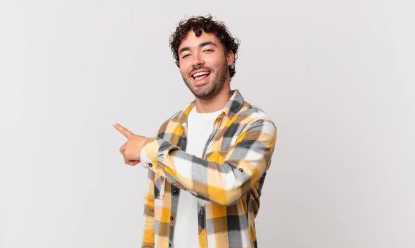 Hombre Guapo Hispano Mirando Excitado Sorprendido Señalando Hacia Lado Hacia — Foto de Stock