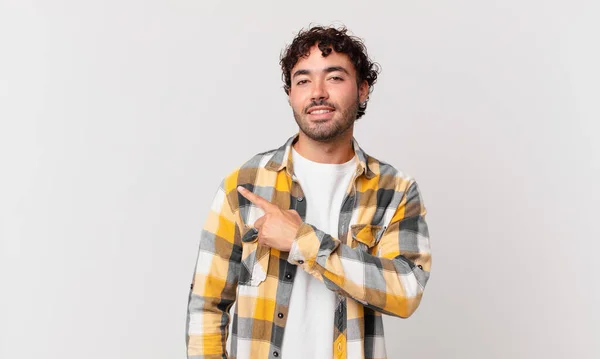 Hispânico Bonito Homem Sorrindo Alegremente Sentindo Feliz Apontando Para Lado — Fotografia de Stock