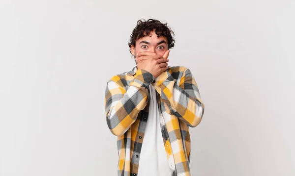 Hispanic Stilig Man Täcker Munnen Med Händer Med Chockad Förvånad — Stockfoto