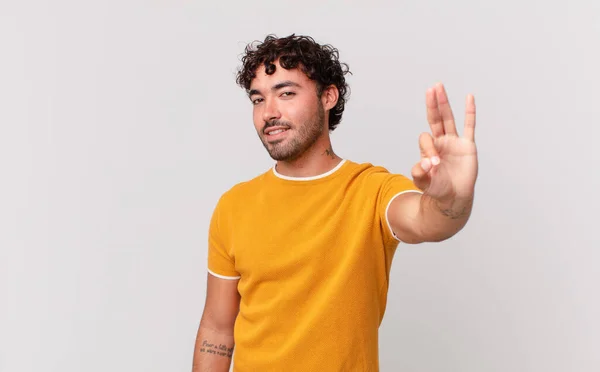 Hispânico Bonito Homem Sorrindo Olhando Amigável Mostrando Número Três Terceiro — Fotografia de Stock