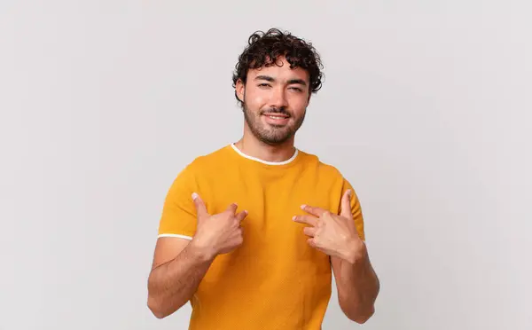 Hombre Guapo Hispano Sintiéndose Feliz Sorprendido Orgulloso Señalándose Mismo Con — Foto de Stock