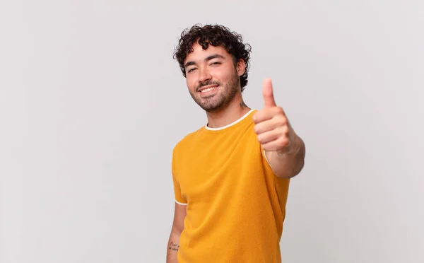 Hispânico Bonito Homem Sentindo Orgulhoso Despreocupado Confiante Feliz Sorrindo Positivamente — Fotografia de Stock