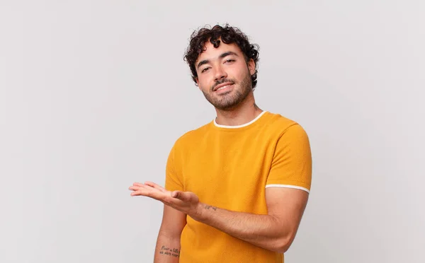 Hombre Guapo Hispano Sonriendo Alegremente Sintiéndose Feliz Mostrando Concepto Espacio — Foto de Stock