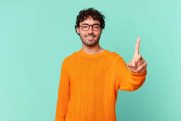 Hispanic Knappe Man Glimlachend Kijkend Vriendelijk Tonen Nummer Een Eerste — Stockfoto