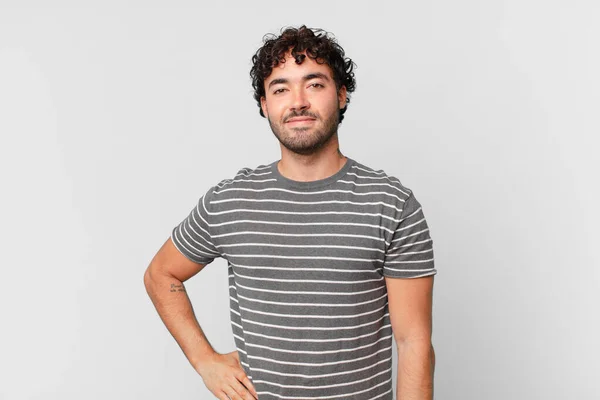 Hispânico Bonito Homem Sorrindo Feliz Com Uma Mão Quadril Confiante — Fotografia de Stock