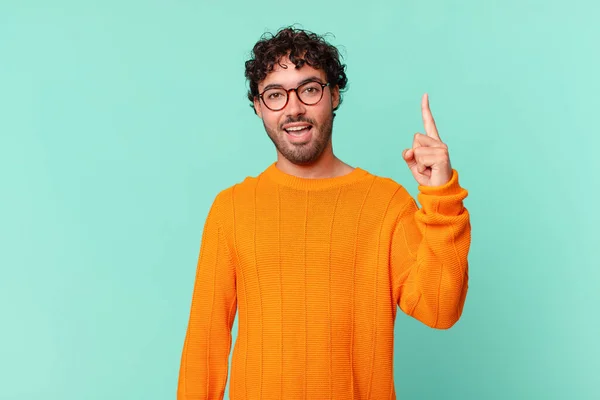 Hispânico Bonito Homem Sentindo Como Gênio Feliz Animado Depois Perceber — Fotografia de Stock