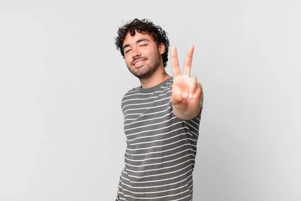 Hispánský Pohledný Muž Usmívá Vypadá Šťastně Bezstarostně Pozitivně Gestikuluje Vítězství — Stock fotografie