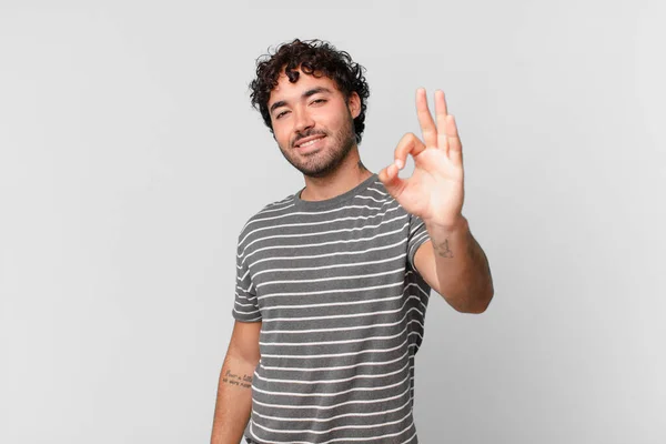 Hispânico Bonito Homem Sentindo Feliz Relaxado Satisfeito Mostrando Aprovação Com — Fotografia de Stock