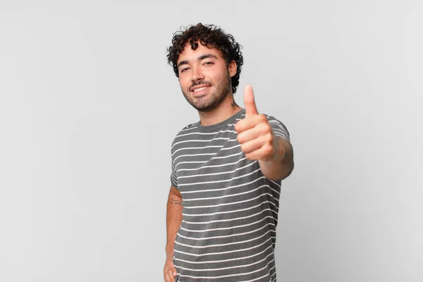 Hispânico Bonito Homem Sentindo Orgulhoso Despreocupado Confiante Feliz Sorrindo Positivamente — Fotografia de Stock