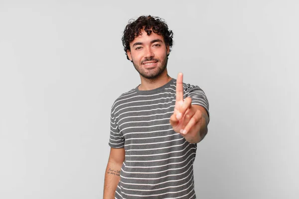 Hispânico Bonito Homem Sorrindo Orgulhosamente Confiantemente Fazendo Número Pose Triunfante — Fotografia de Stock