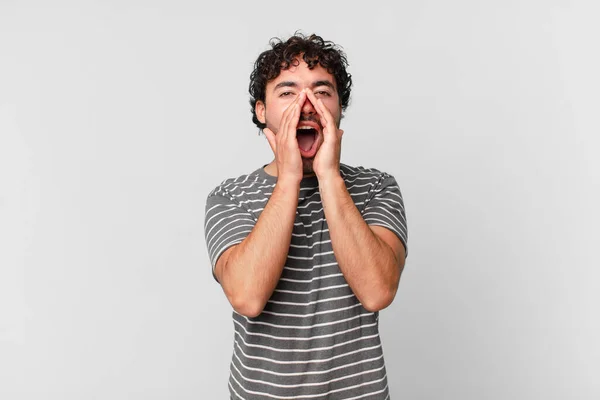 Hispânico Bonito Homem Sentindo Feliz Animado Positivo Dando Grande Grito — Fotografia de Stock