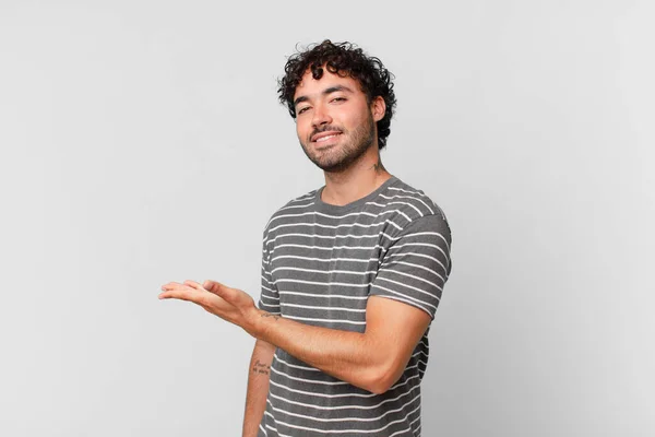 Hombre Guapo Hispano Sonriendo Alegremente Sintiéndose Feliz Mostrando Concepto Espacio — Foto de Stock