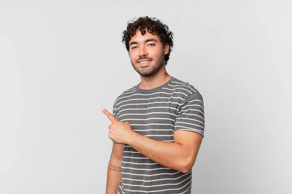 Hispânico Bonito Homem Sorrindo Alegremente Sentindo Feliz Apontando Para Lado — Fotografia de Stock