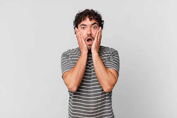 Hispânico Bonito Homem Sentindo Chocado Assustado Olhando Aterrorizado Com Boca — Fotografia de Stock