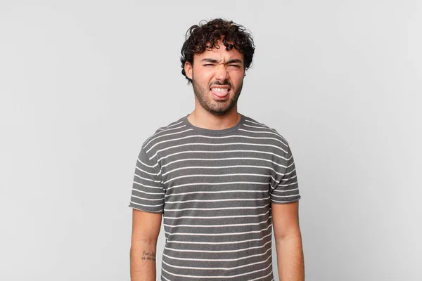 Hispánský Pohledný Muž Cítí Znechuceně Podrážděně Vystrkuje Jazyk Nelíbí Něco — Stock fotografie