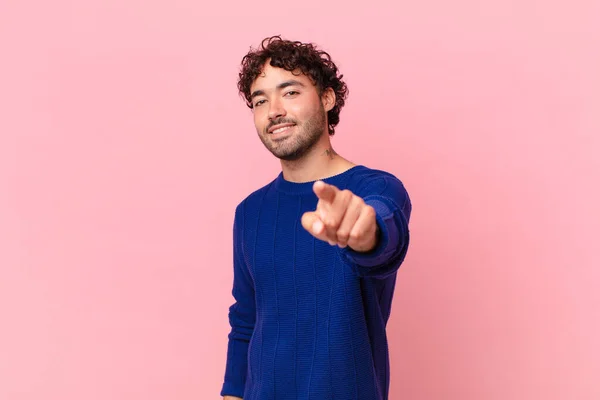 Hispanische Gutaussehender Mann Der Mit Einem Zufriedenen Selbstbewussten Freundlichen Lächeln — Stockfoto